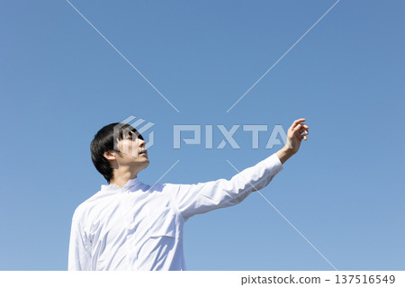 Portrait of a man looking up at the sky 137516549