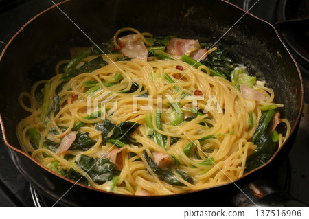 菠菜和培根奶油意大利面 菠菜和培根奶油意大利面 137516906