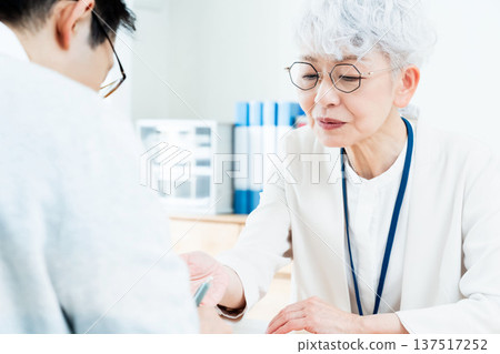 接受諮詢的高級婦女 137517252