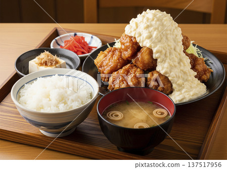 南蠻雞套餐，配上大量塔塔醬 137517956