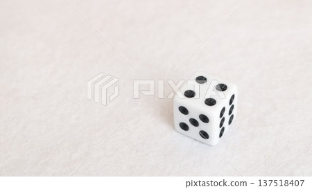 plastic dice 137518407