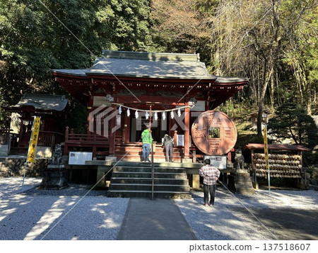 This is the worship hall and worshippers at Hijiri Shrine, a shrine in Chichibu City, Saitama Prefecture. This is the worship hall and worshippers at Hijiri Shrine, a shrine in Chichibu City, Saitama Prefecture. 137518607