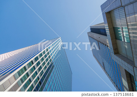 蔚藍的天空中閃耀的高層建築 蔚藍的天空中閃耀的高層建築 137518681