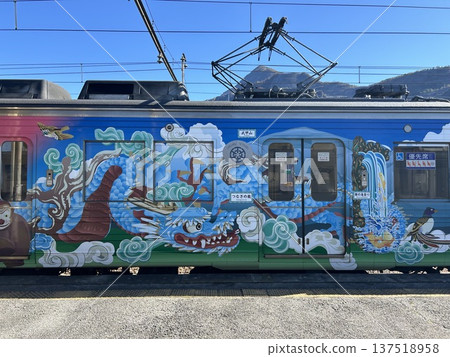 這列火車裝飾著武甲山的龍圖案，停靠在埼玉縣秩父市秩父鐵道的景森站。 137518958
