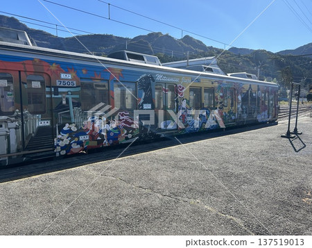 這列裝飾著七福神和狼的列車停靠在埼玉縣秩父市秩父鐵道的景森站。 這列裝飾著七福神和狼的列車停靠在埼玉縣秩父市秩父鐵道的景森站。 137519013