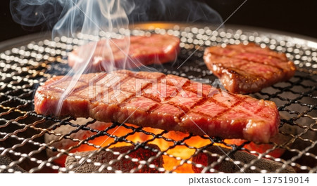 鮮嫩多汁的炭烤牛肋排特寫，煙霧和肉汁滋滋作響 137519014