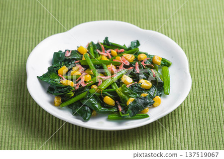 Stir-fried spinach and corn Stir-fried spinach and corn 137519067