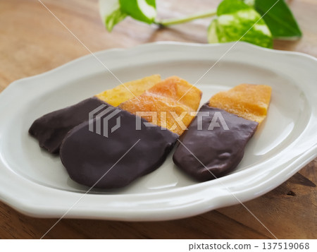dried mango chocolate dried mango chocolate 137519068