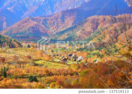 The secluded Okutadami Ginzandai and Shirogane no Yu hot springs, surrounded by autumn leaves The secluded Okutadami Ginzandai and Shirogane no Yu hot springs, surrounded by autumn leaves 137519113