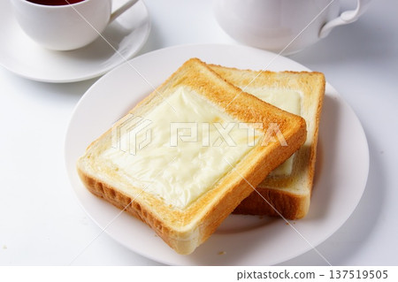 Melting cheese toast 137519505