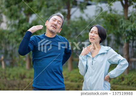 Men and women exercising 137519988