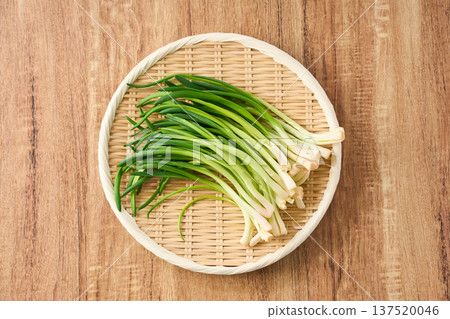 韭菜和香料蔬菜盛於竹製濾網中 韭菜和香料蔬菜盛於竹製濾網中 137520046