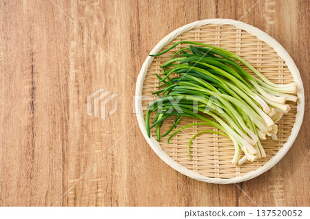 韭菜和香料蔬菜盛於竹製濾網中 137520052