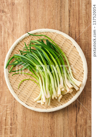 韭菜和香料蔬菜盛於竹製濾網中 137520054