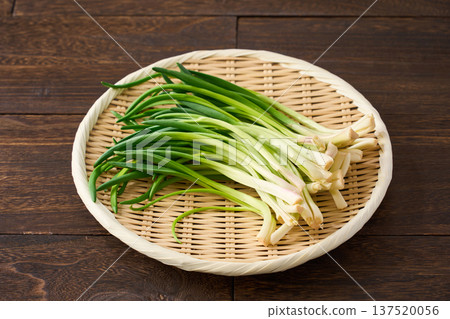 韭菜和香料蔬菜盛於竹製濾網中 韭菜和香料蔬菜盛於竹製濾網中 137520056
