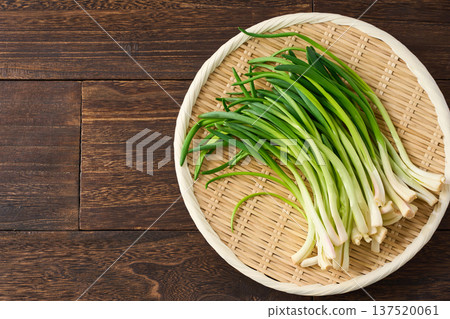 韭菜和香料蔬菜盛於竹製濾網中 137520061