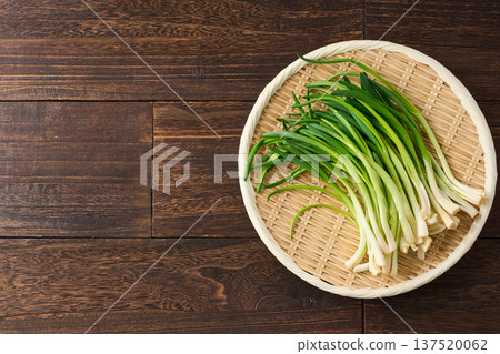 韭菜和香料蔬菜盛於竹製濾網中 137520062