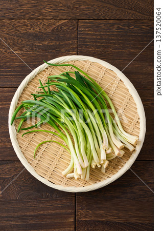 韭菜和香料蔬菜盛於竹製濾網中 137520064
