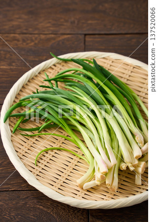 韭菜和香料蔬菜盛於竹製濾網中 137520066