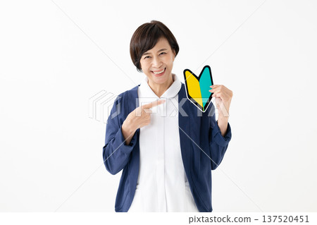 一個有初學者標記的女人 一個有初學者標記的女人 137520451