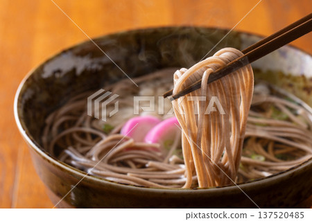 吃烤蕎麥麵 吃烤蕎麥麵 137520485