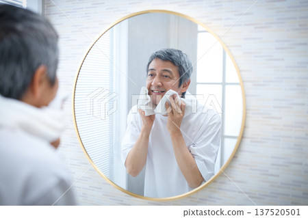 一位六十多歲的男士對著鏡子微笑──男性美的形象 137520501