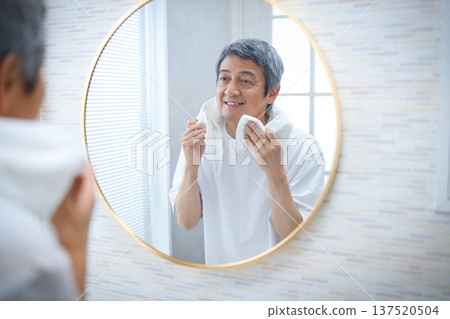 一位六十多歲的男士對著鏡子微笑──男性美的形象 137520504