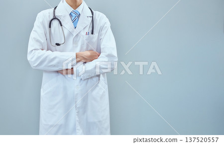 身穿白大褂的年輕男醫師 醫學影像 137520557