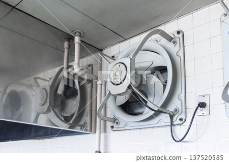 安裝在瓷磚牆上的金屬商用排氣扇 安裝在瓷磚牆上的金屬商用排氣扇 137520585