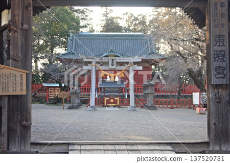 From the Kuromon Gate to the temple grounds (March 12, 2022) The Matchmaking Gate is said to bring good fortune to those who enter by stepping over the gate. 137520781