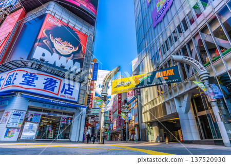 A view of the Tokyo cityscape in the morning, including Shibuya Center Street. Shibuya is bustling with foreign tourists, but there are few people around in the morning... (8th) A view of the Tokyo cityscape in the morning, including Shibuya Center Street. Shibuya is bustling with foreign tourists, but there are few people around in the morning... (8th) 137520930
