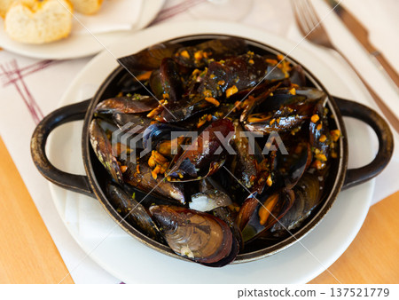 Grilled mussel dish with minced meat 137521779