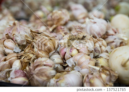 Garlic in a crate for sale in a store Garlic in a crate for sale in a store 137521785