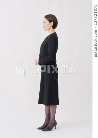 一位身著喪服的女子肖像，白色背景，全身像，面向左側 137521875