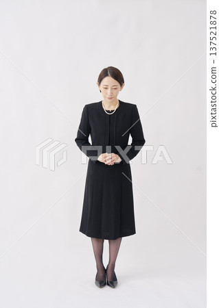 Woman in mourning clothes bowing white background whole body 137521878