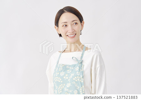 穿著圍裙的女子，白色背景，肖像 137521883