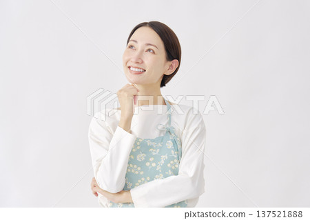 Woman wearing an apron, imagining, white background Woman wearing an apron, imagining, white background 137521888