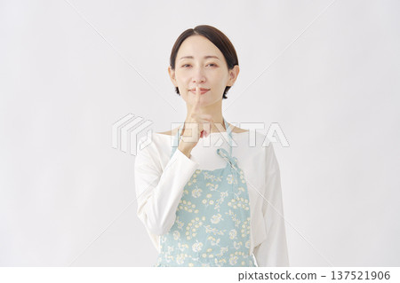 身穿圍裙的女子，神秘手勢，白色背景 137521906