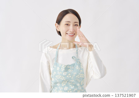 一位身穿圍裙的女子在白色背景前說話 137521907