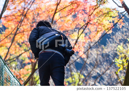 秋日公園裡的男攝影師 137522105