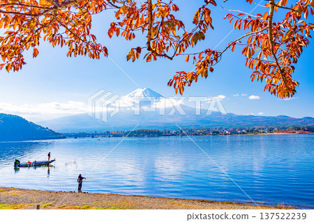 (Yamanashi Prefecture) Lake Kawaguchi: Autumn leaves, fishermen, and Mount Fuji on the lakeside 137522239