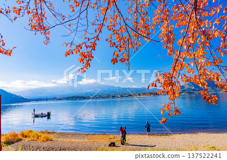 (Yamanashi Prefecture) Lake Kawaguchi: Autumn leaves, fishermen, and Mount Fuji on the lakeside (Yamanashi Prefecture) Lake Kawaguchi: Autumn leaves, fishermen, and Mount Fuji on the lakeside 137522241