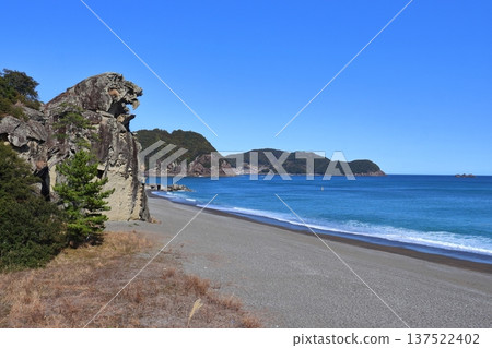 Shishiiwa Rock and Onigajo Castle in the Kumano Sea (Shichiri Mihama) (Kumano City, Mie Prefecture) 137522402