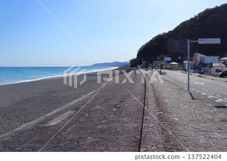 Shichiri-mihama beach and National Route 42 (Kumano City, Mie Prefecture) 137522404