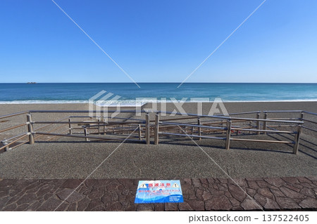 七里美濱海灘及海嘯警報標誌（三重縣熊野市） 137522405