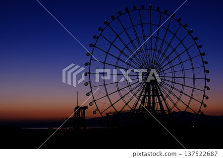 日落時分的魔幻時刻與摩天輪 137522687