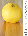The world's largest citrus fruit, "Banpeiyu" (product photography) 137522987