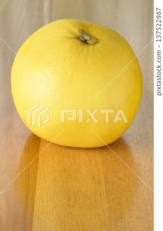 The world's largest citrus fruit, "Banpeiyu" (product photography) 137522987