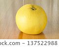 The world's largest citrus fruit, "Banpeiyu" (product photography) 137522988