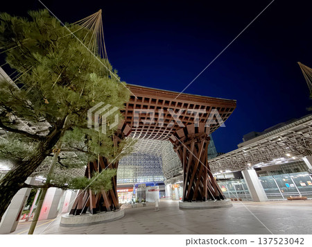 [Kanazawa Station] Hospitality Dome, Tsuzumimon Gate, Hokuriku 137523042